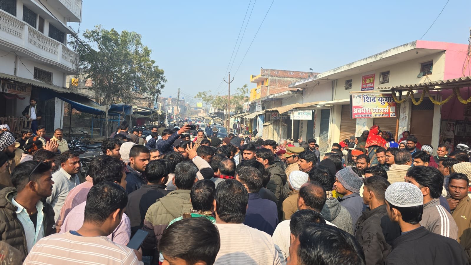 उत्तर प्रदेश महराजगंज नौतनवा अड्डा बाजार में रास्ता जाम  संदिग्ध मौत के बाद परिजनों का हंगामा, सड़क जाम कर धरने पर बैठे लोग