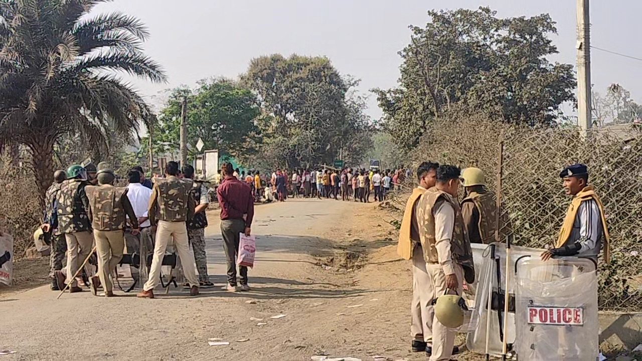 कोकोड़ी में उग्र आक्रोश: मक्का प्रोसेसिंग प्लांट पर ग्रामीणों का धावा, भारी तोड़फोड़, प्लांट बंद करने की मांग