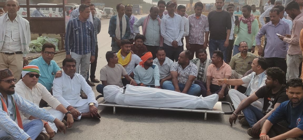 कांग्रेस जिलाध्यक्ष विपिन यादव के नेतृत्व में कर्मचारी की मौत पर मुआवज़े के लिए चक्काजाम, 28 लाख व पेंशन पर बनी सहमति