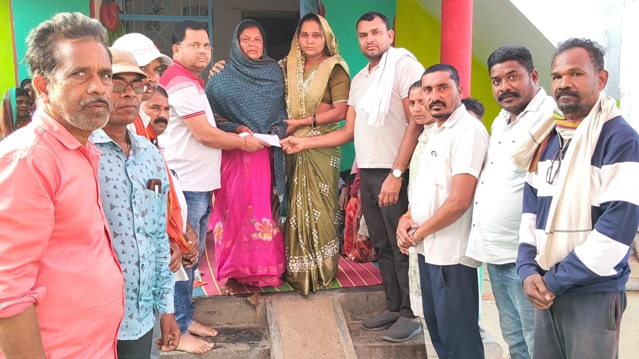 जनपद अध्यक्ष संजय कुमार सिन्हा ने सड़क दुर्घटना में मृत पंचायत सचिव की पत्नी को दी तात्कालिक आर्थिक सहायता