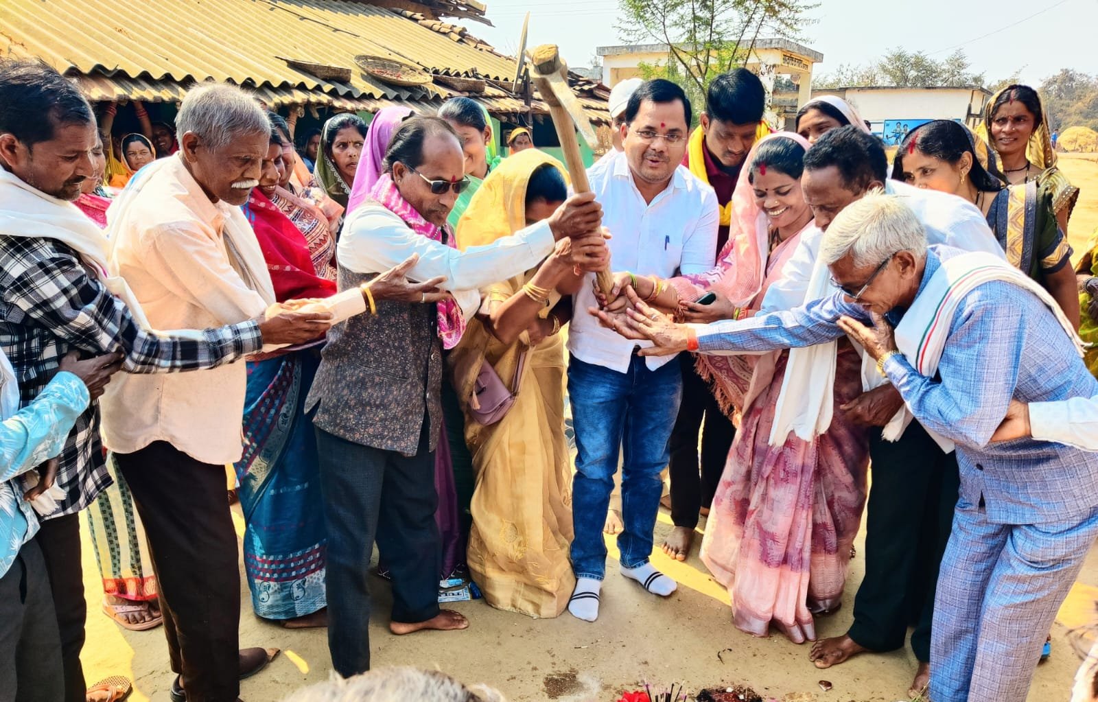 जनपद अध्यक्ष संजय सिन्हा ने ग्राम भेजराटोला में 35 लाख रुपये के विकास कार्यों का किया भूमिपूजन व लोकार्पण