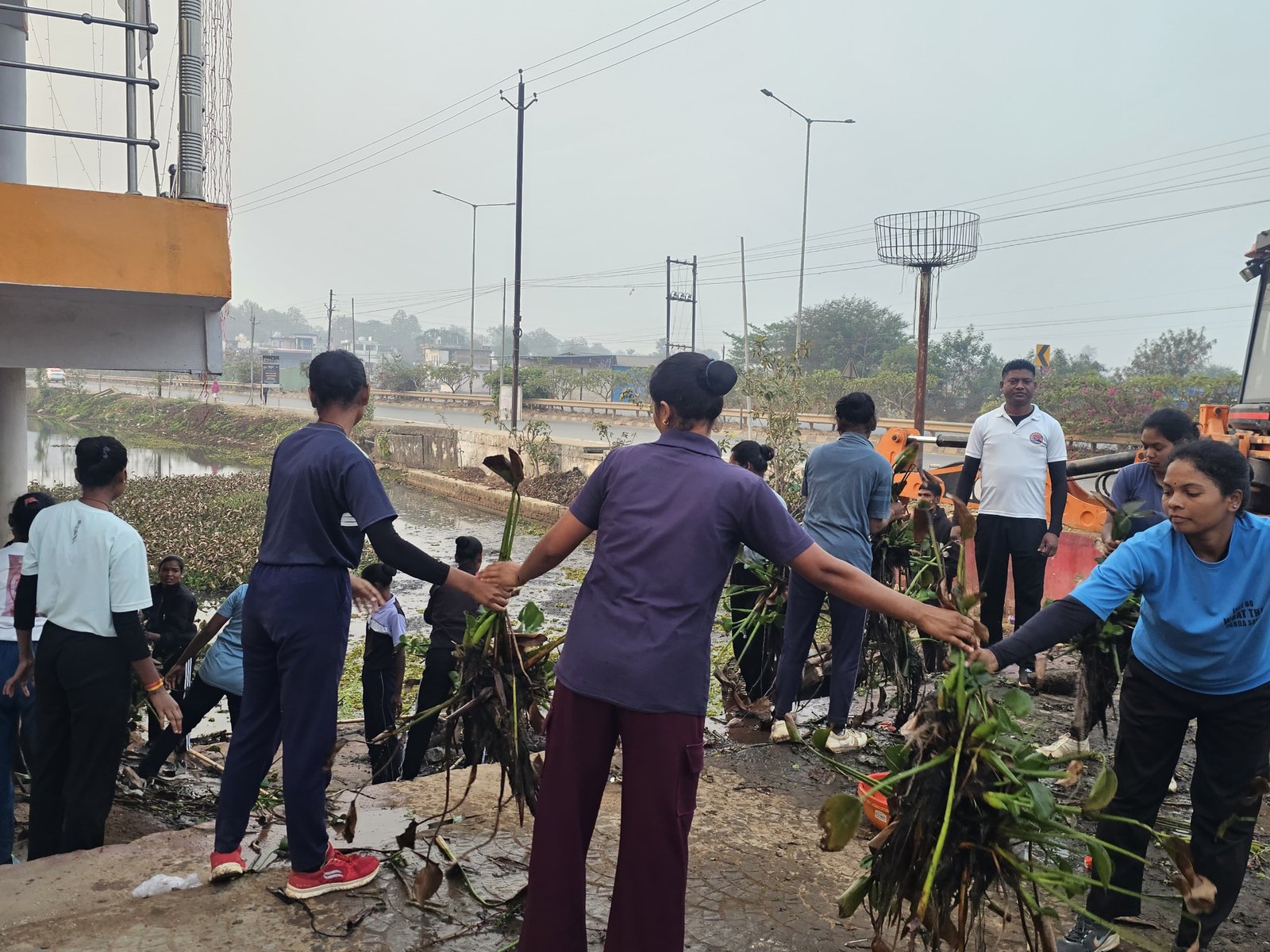 अखिल भारतीय पूर्व सैनिक सेवा परिषद कोंडागांव द्वारा बंधा तालाब में स्वच्छता अभियान