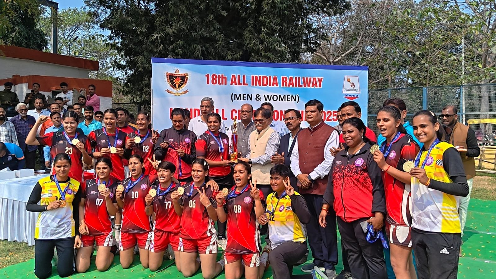 दक्षिण पूर्व मध्य रेलवे की बेटियां बनीं चैंपियन, वाराणसी में जीता स्वर्ण पदक