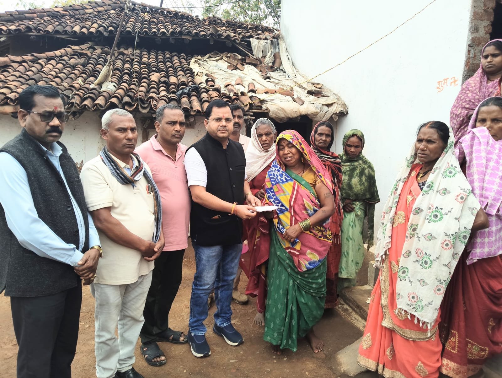 छुरिया जनपद अध्यक्ष संजय सिन्हा ने सड़क दुर्घटना में मृतक के परिवार को तत्कालिक आर्थिक सहायता प्रदान की गई