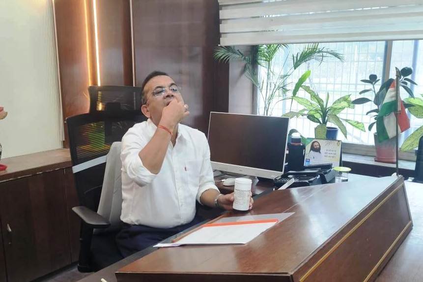 फाइलेरिया उन्मूलन का संदेश: कलेक्टर ने स्वयं दवा खाकर नागरिकों को किया जागरूक...