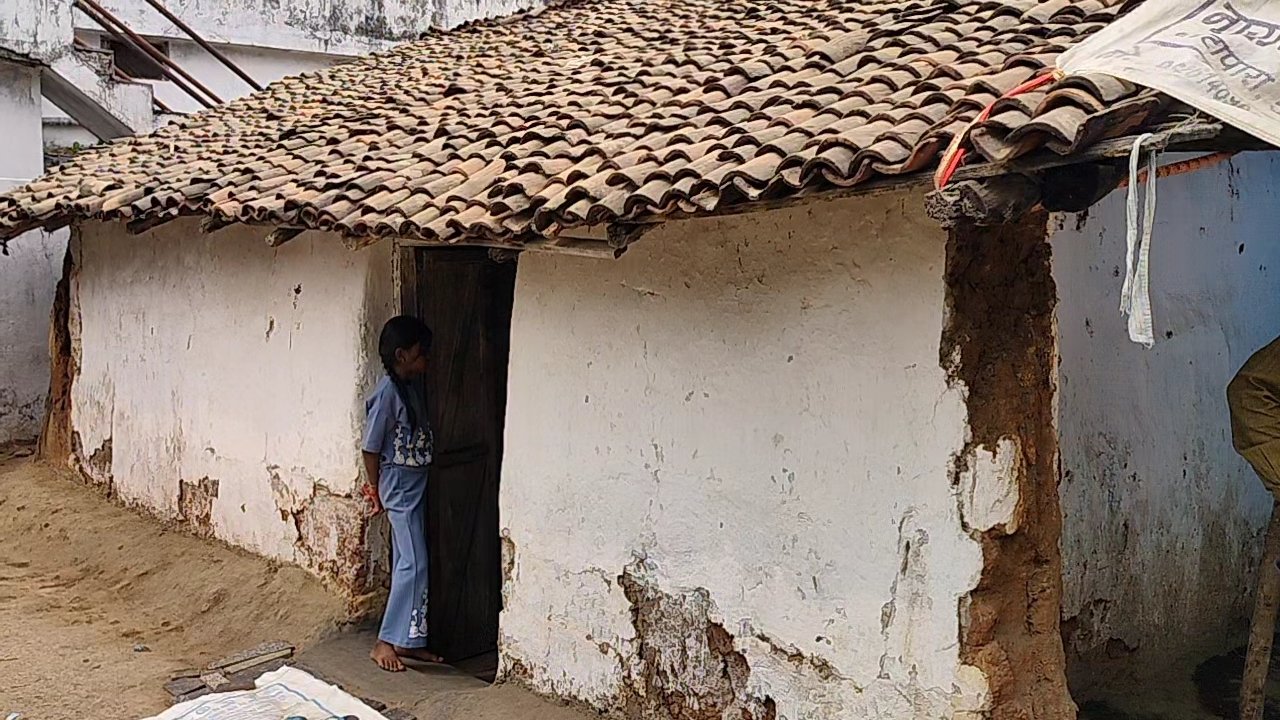 मरारपारा की जर्जर कच्ची आंगनबाड़ी बनी खतरे का घर, बच्चों की सुरक्षा से खिलवाड़ — विभागीय लापरवाही पर सवाल