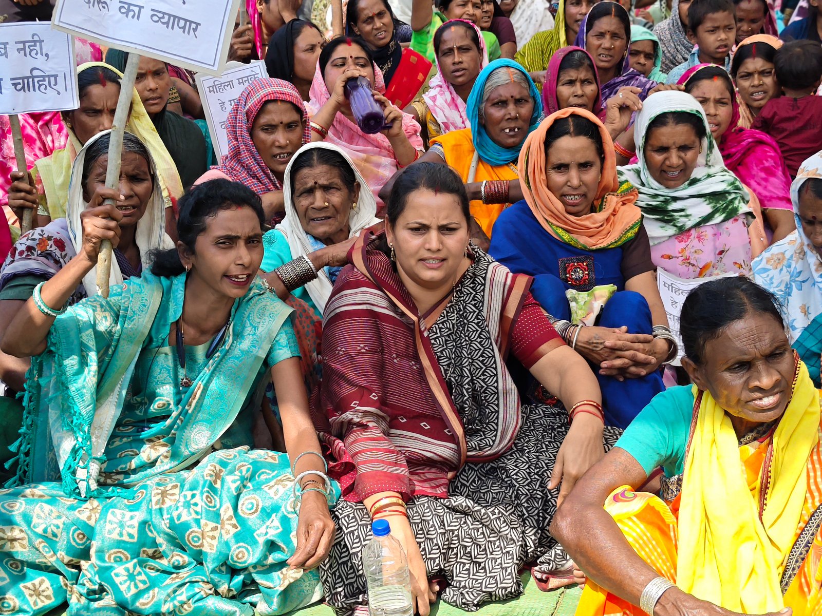 अवैध शराब भट्ठी को हटाने छन्नी साहू के नेतृत्व में क्षेत्रवासियों का विरोध