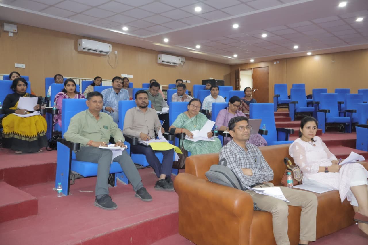 जिले की स्वास्थ्य सेवाओं पर कलेक्टर सख्त, घर-घर आभा आईडी बनाने के निर्देश