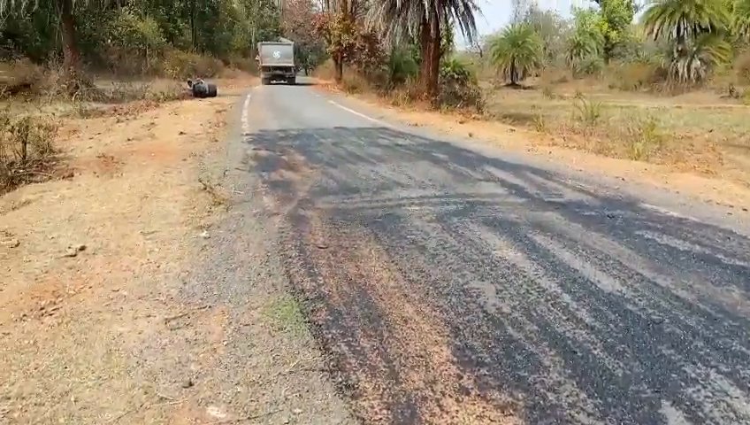 घटिया सड़क मरम्मत पर ग्रामीणों का फूटा गुस्सा, डुप्लीकेट डामरीकरण का आरोप