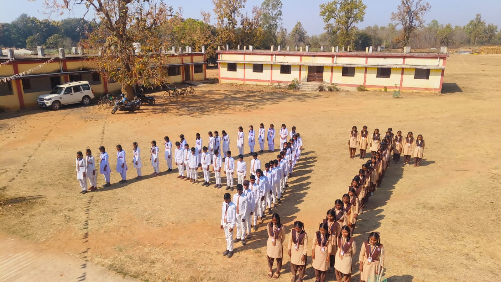 राष्ट्रीय विज्ञान दिवस पर बड़े बेंद्री विद्यालय में ए.आई. की मानव श्रृंखला, छात्रों में दिखा विज्ञान के प्रति उत्साह