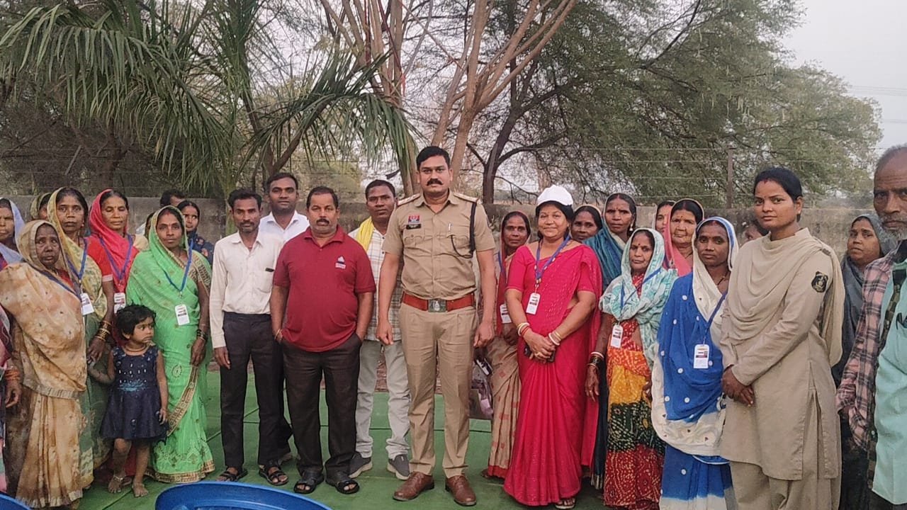 पुलिस अधीक्षक के निर्देशन में मुलमुला पुलिस द्वारा ग्राम तागा में विशेष जनजागरूकता कार्यक्रम का किया गया आयोजन...