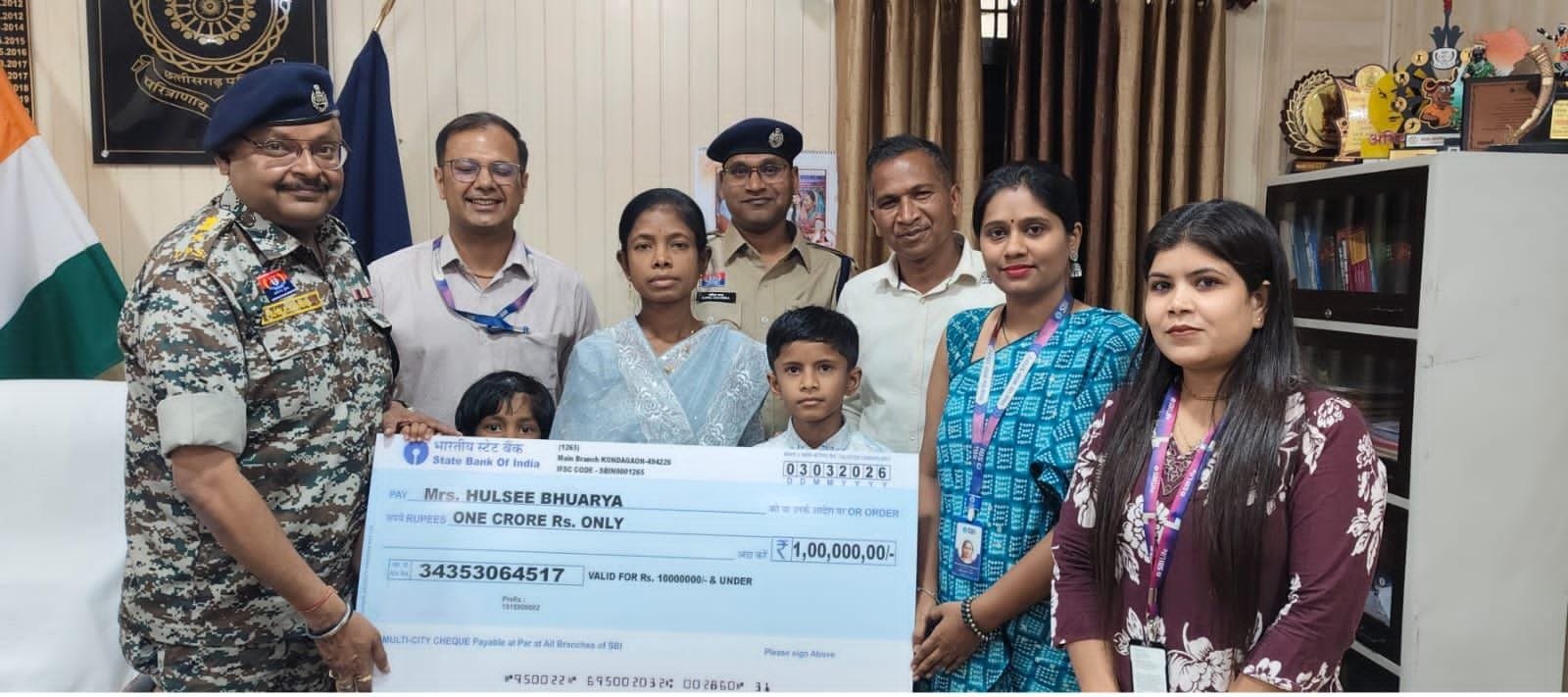 कोंडागांव जिले में निःशुल्क पुलिस सैलरी पैकेज के तहत शहीद आरक्षक की पत्नी को मिला 1 करोड़ का जीवन बीमा लाभ