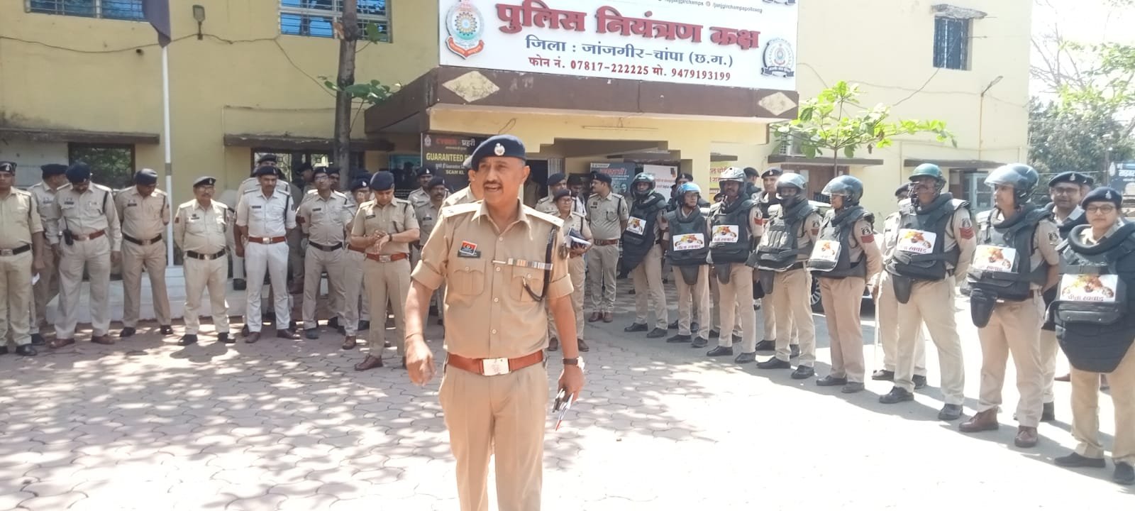 होली पर्व की सुरक्षा व्यवस्था को मद्देनजर रखते हुए जांजगीर पुलिस द्वारा निकाला गया जिले में फ्लैग मार्च...