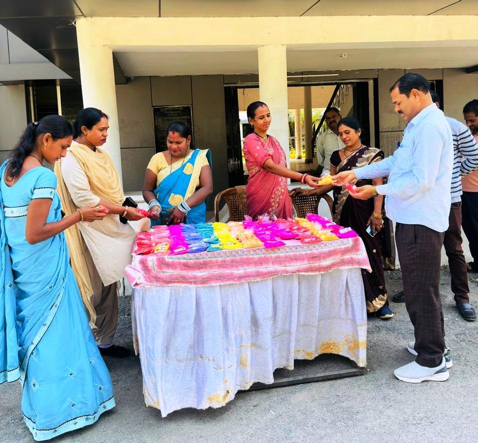 स्व-सहायता समूह की दीदियों ने कलेक्टोरेट और जिला पंचायत में लगाया प्राकृतिक रंगों से बने गुलाल का स्टॉल...