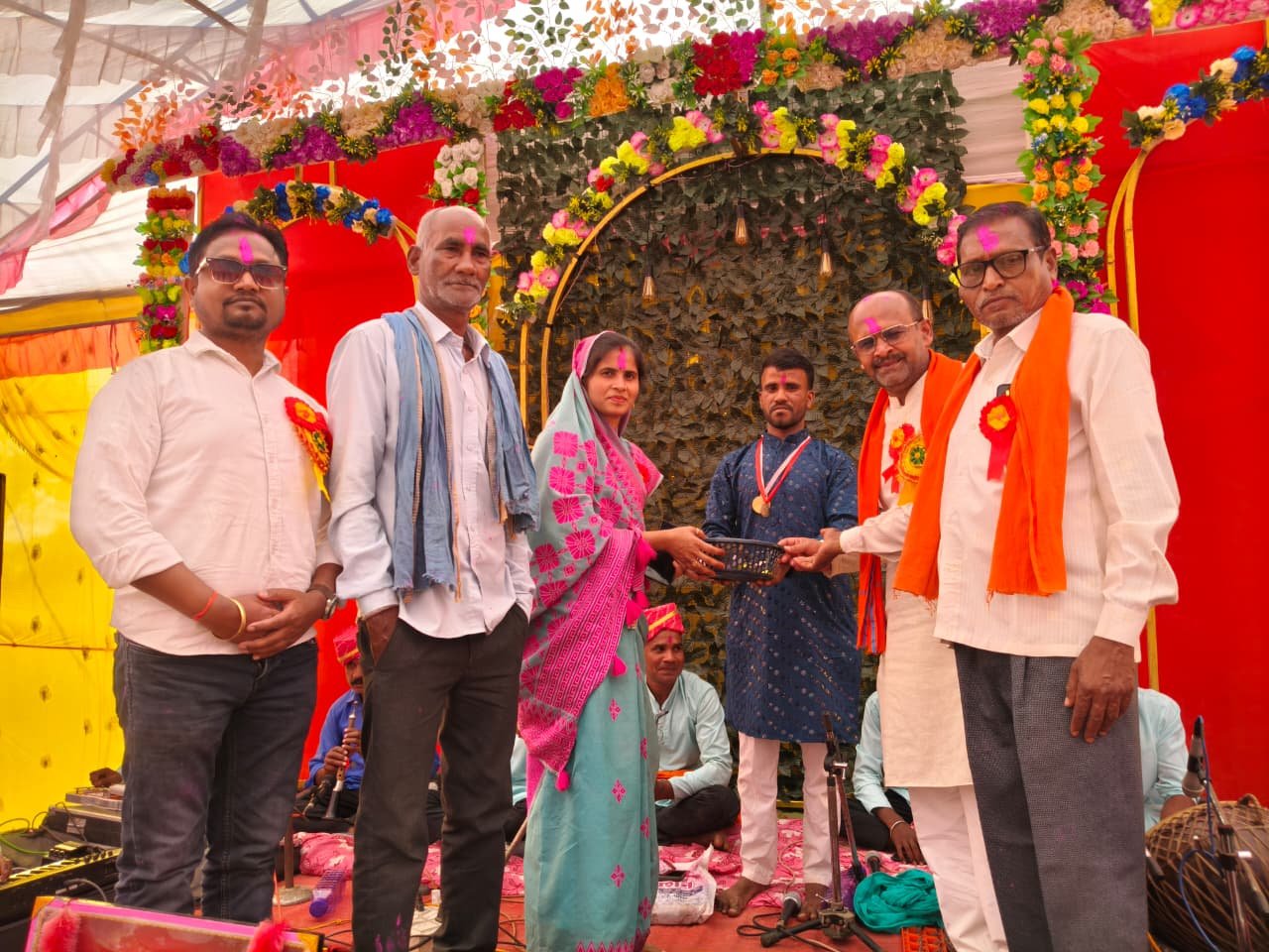 ग्राम तेलगान में दो दिवसीय फाग प्रतियोगिता में शामिल हुई जिला पंचायत अध्यक्ष श्रीमती किरण रविन्द्र वैष्णव 