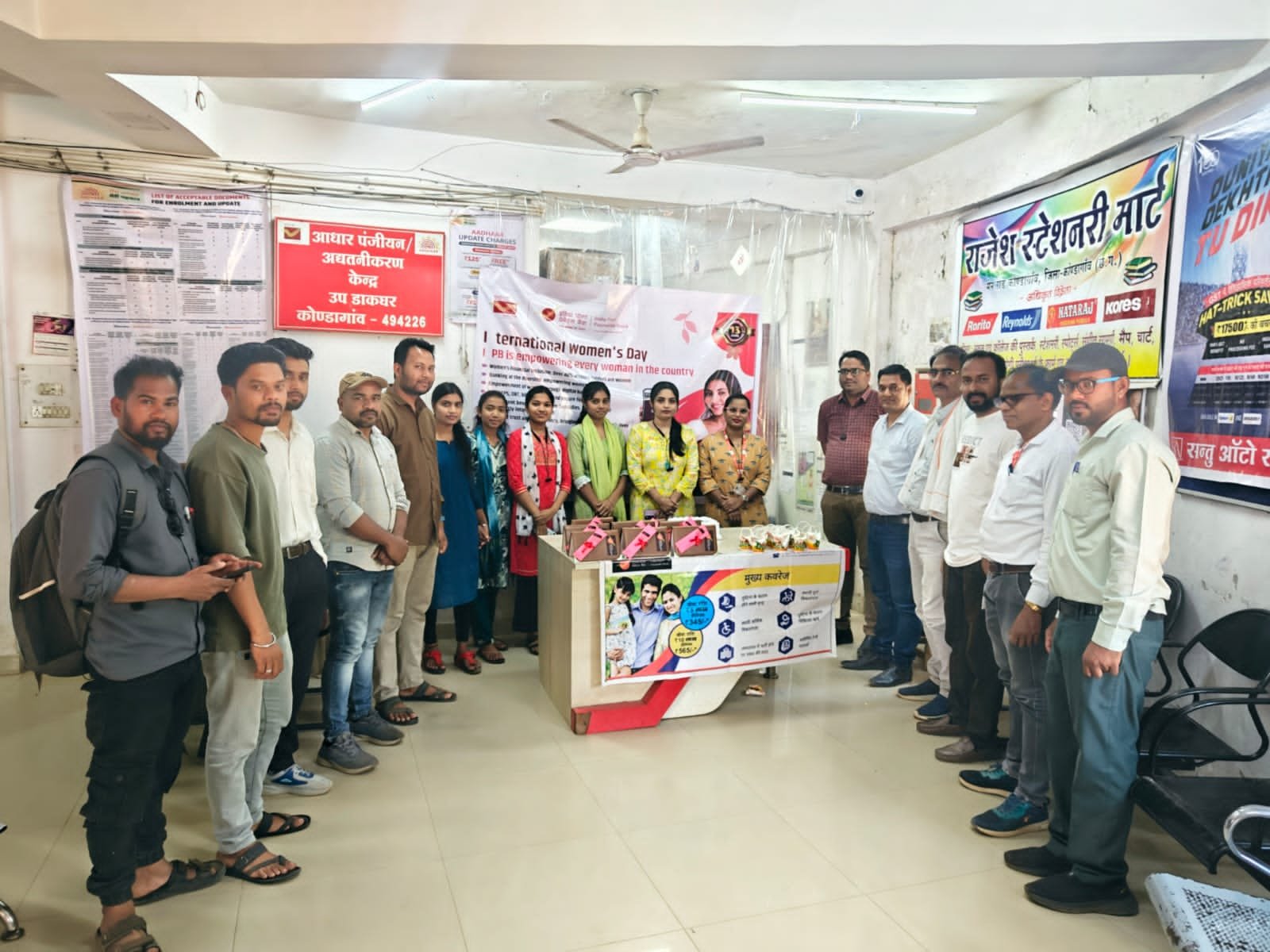 इंडिया पोस्ट पेमेंट्स बैंक में केक काटकर मनाया गया अंतरराष्ट्रीय महिला दिवस