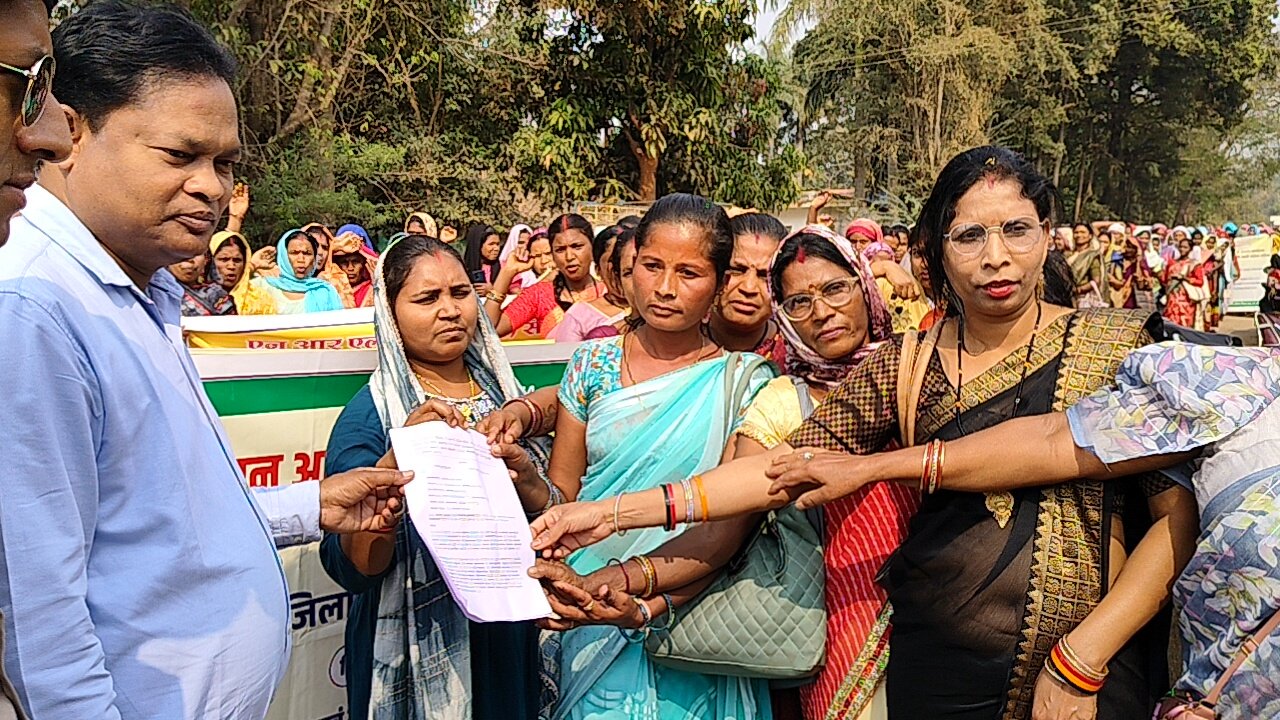 महिला दिवस के अगले दिन सड़कों पर उतरीं ‘बिहान’ कार्यकर्ता, सम्मान के साथ हक की मांग—एसडीएम को सौंपा ज्ञापन