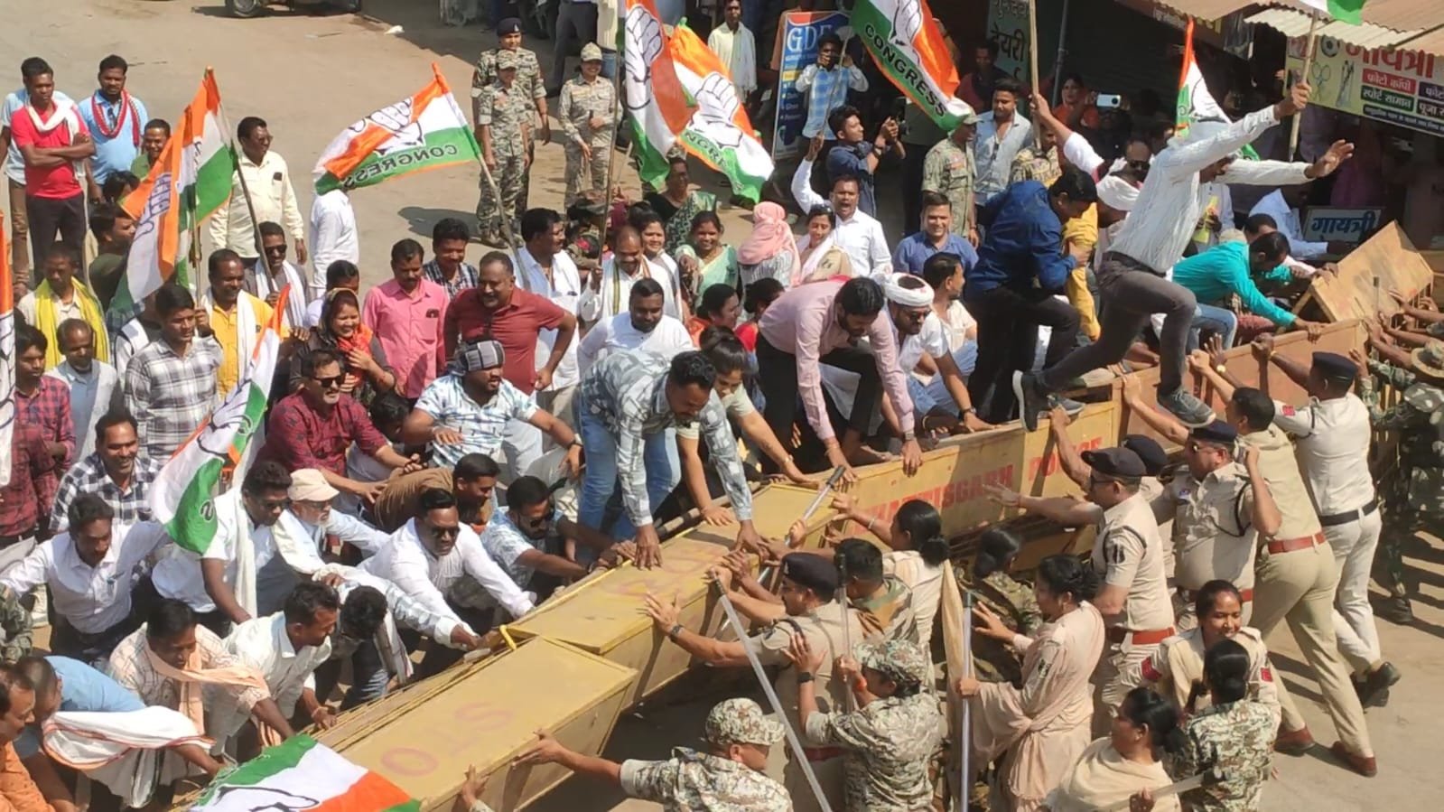 नशे के कारोबार के विरोध में कांग्रेस का कोंडागांव में भाजपा कार्यालय घेराव, सरकार पर लगाए गंभीर आरोप