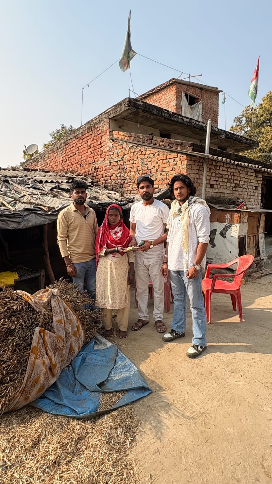 उत्तर प्रदेश महराजगंज पिता का साया नहीं, भाई का साथ नहीं; पाई-पाई को मोहताज परिवार की बेटी के सिर सजेगी कलगी, सरकारी सिस्टम ने फेरा मुँह समाजसेवी युनु