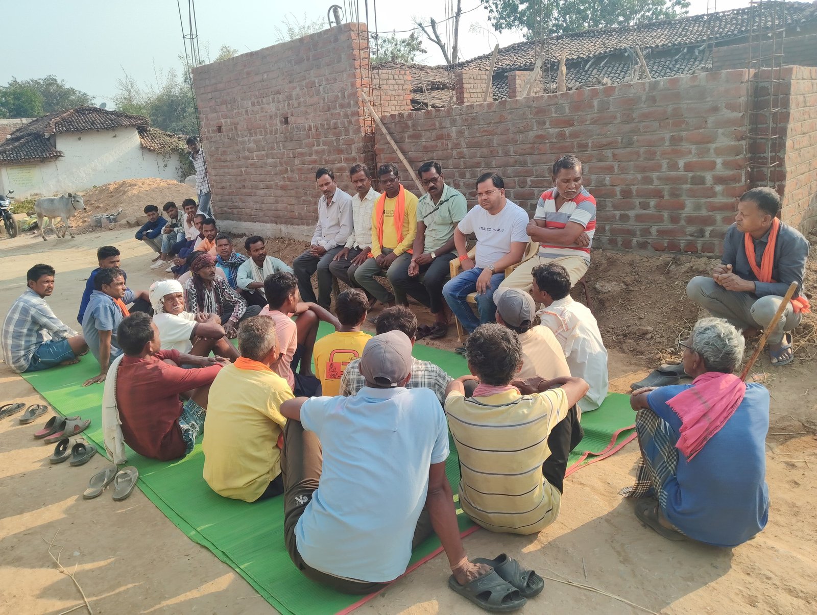 जनपद पंचायत छुरिया के अध्यक्ष संजय कुमार सिन्हा ने शोक संतप्त परिवारों को बंधाया ढांढस