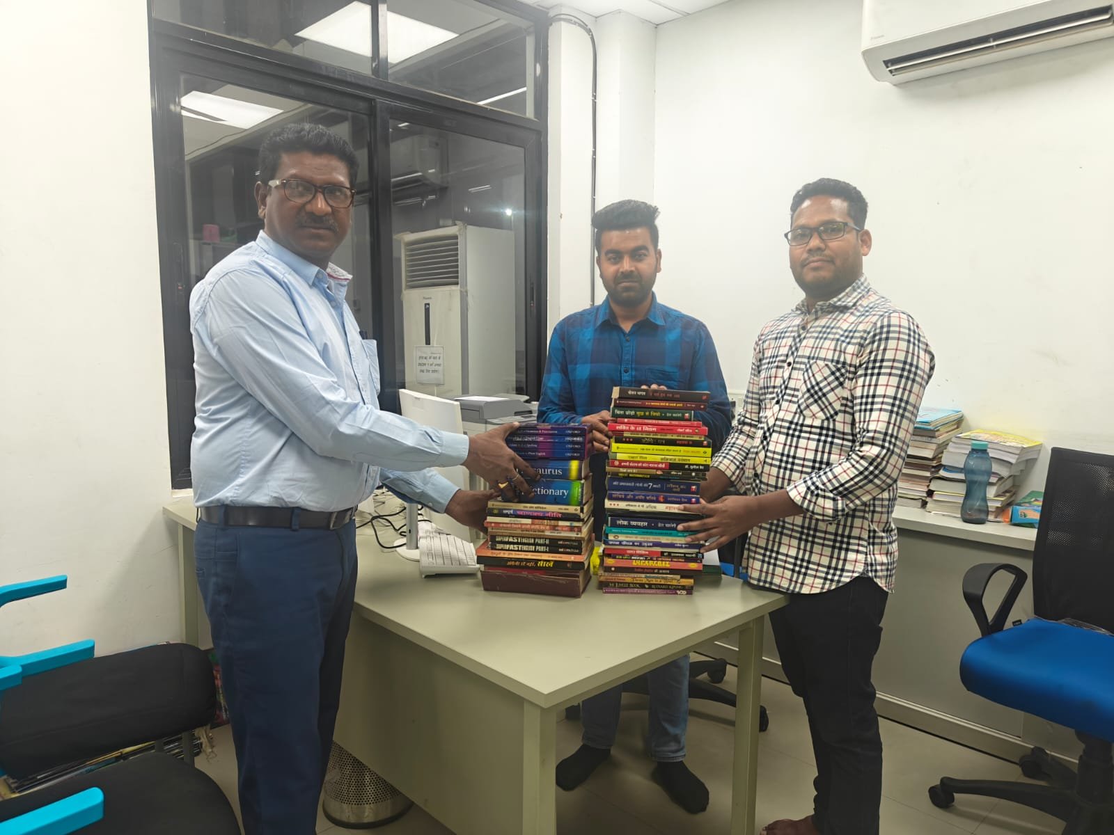 कोंडागांव सेंट्रल लाइब्रेरी को मिली 50 पुस्तकों की सौगात, ग्रन्थालय परिवार ने जताया आभार