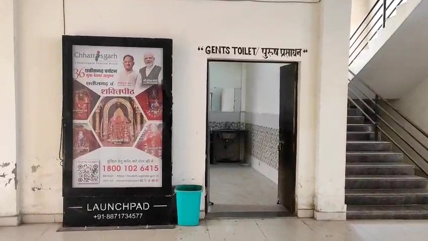 न्यू बस स्टैंड में घोर लापरवाही: टॉयलेट के पास मां दुर्गा की तस्वीर से धार्मिक भावना आहत, नगर पालिका पर उठे सवाल