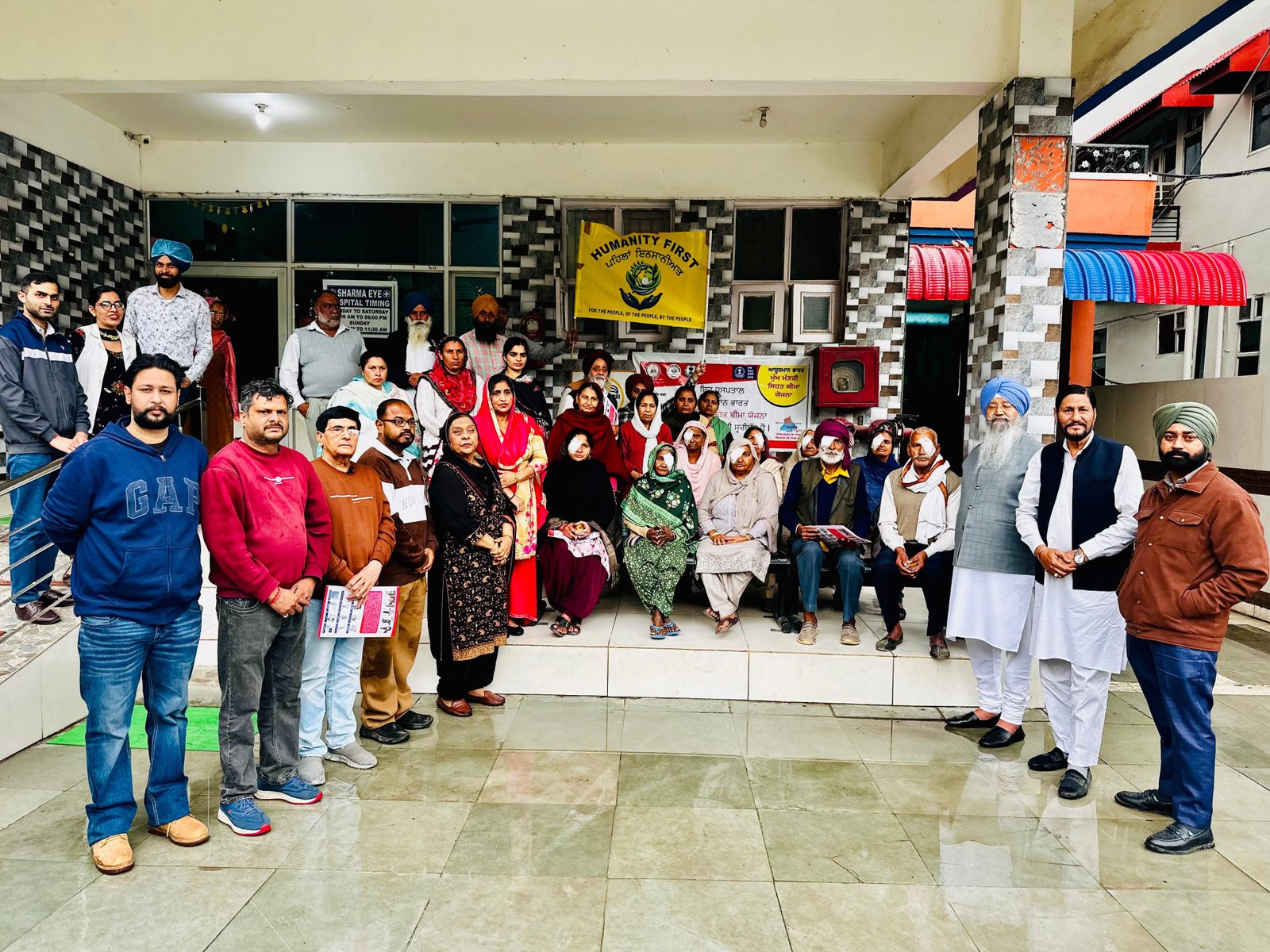 अजयवीर सिंह लालपुरा की संस्था इंसानियत पहले द्वारा 20 निःशुल्क नेत्र ऑपरेशन करवाए 