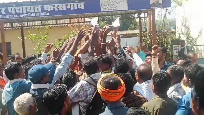 फरसगांव सहकारी बैंक में अव्यवस्थाओं से किसान परेशान, विड्रॉल फॉर्म के लिए भी जद्दोजहद