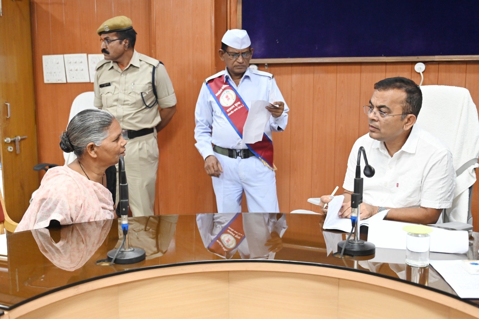 कलेक्टर ने जनदर्शन में संवेदनशीलता से सुनी नागरिकों की समस्याएं...