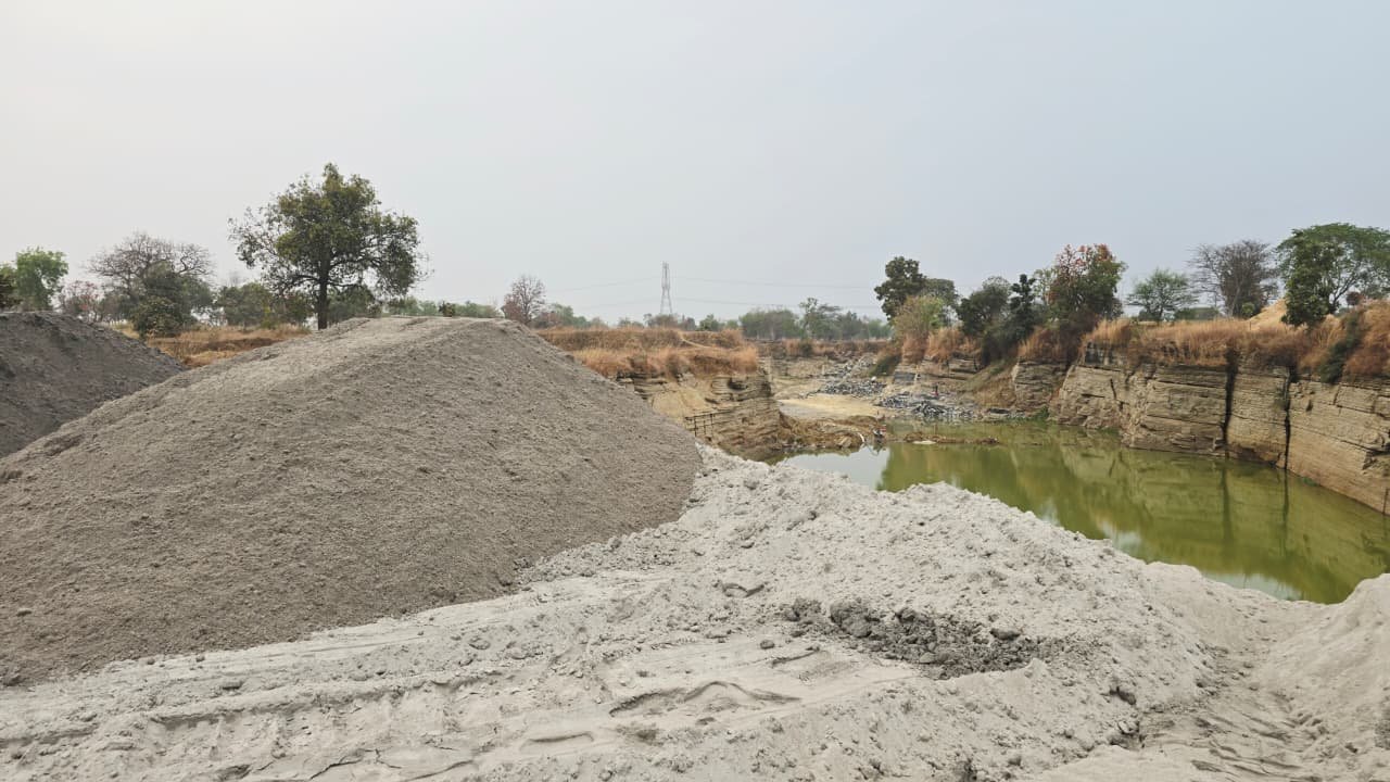 बंद पड़े खदानों में पाट रहे राखड़, भूजल दूषित होने का मंडरा रहा खतरा, ठेकदार भर रहे जेब
