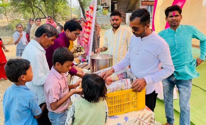 राम नवमी पर आतरगांव में भव्य भंडारा, श्रद्धालुओं की उमड़ी भीड़