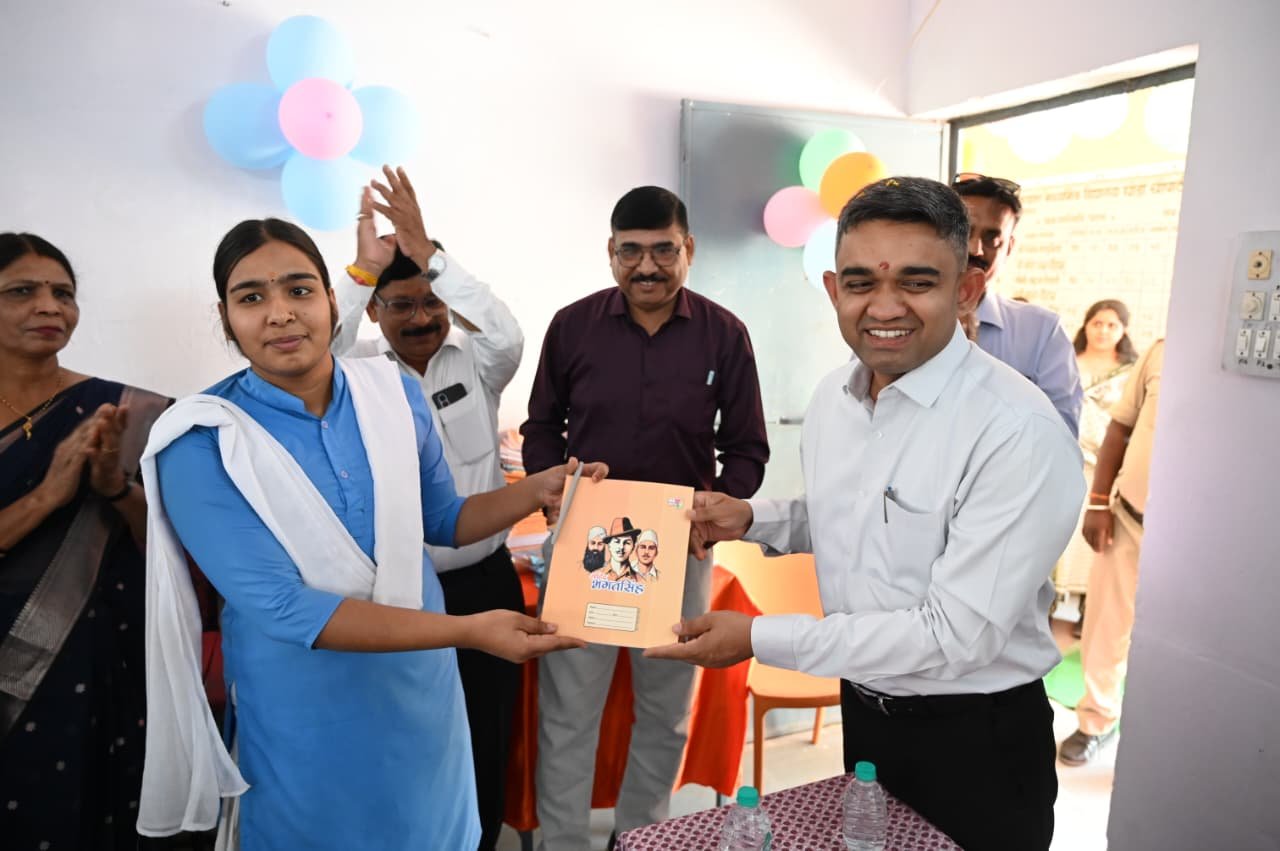 धार  कलेक्टर प्रियंक मिश्रा ने छात्राओं को दिए सफलता के मंत्र, AI और टाइम मैनेजमेंट पर दिया जोर