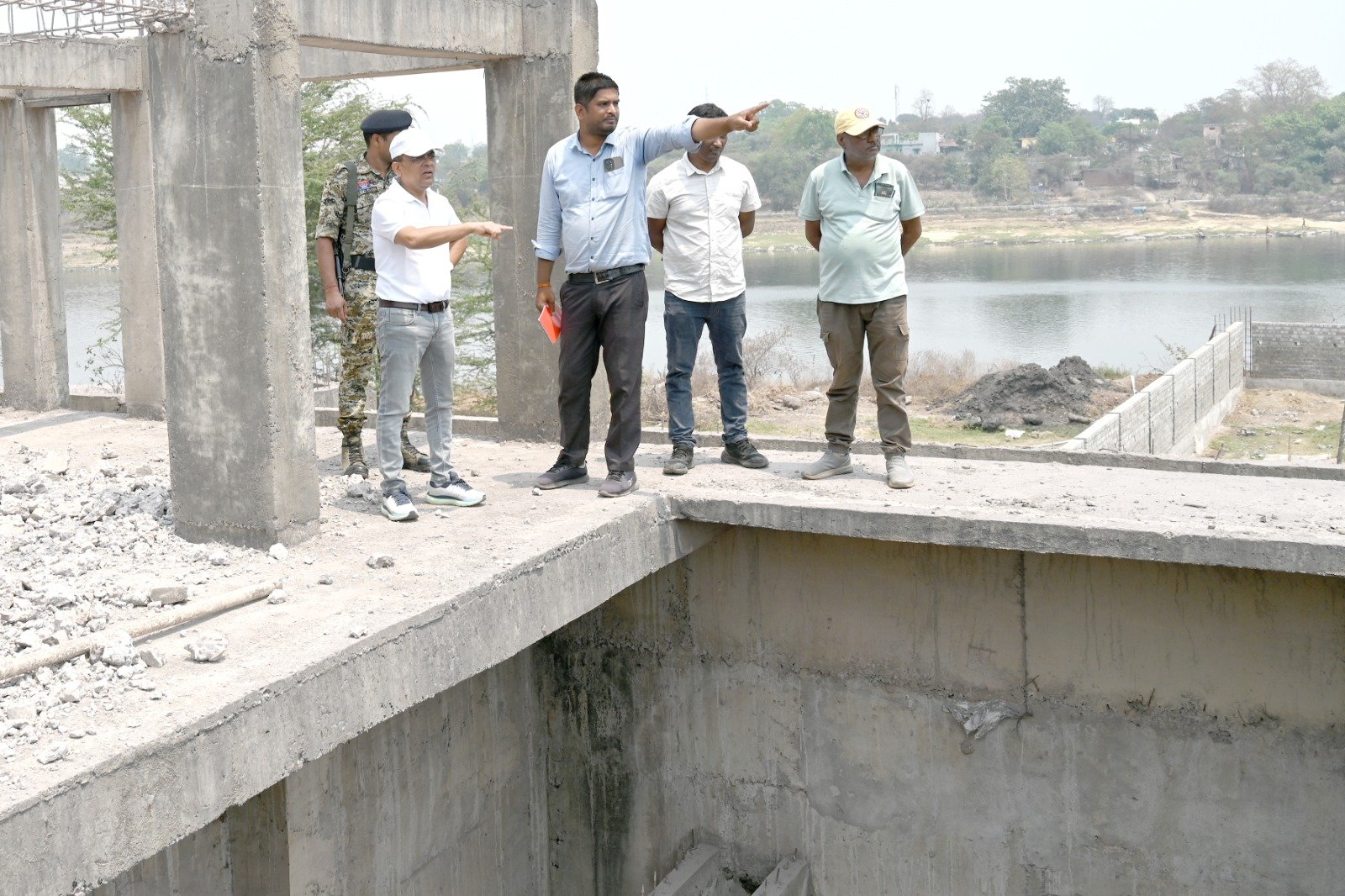 कलेक्टर जन्मेजय महोबे ने जांजगीर-नैला में प्रगतिरत जल आवर्धन योजना का किया निरीक्षण...