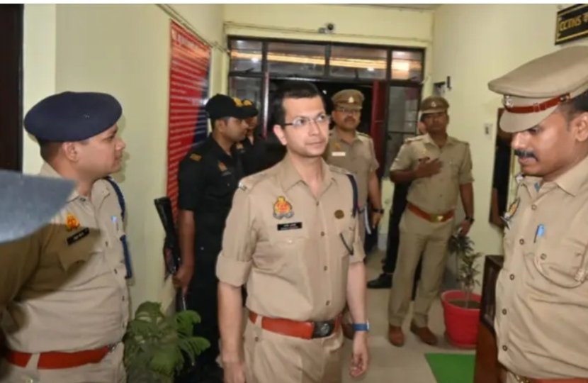 महराजगंज में एसपी का पैदल गश्त लिया सुरक्षा का जायजा, देखिय अजीत कुमार सिंटू की खास रिपोर्ट का जायजा