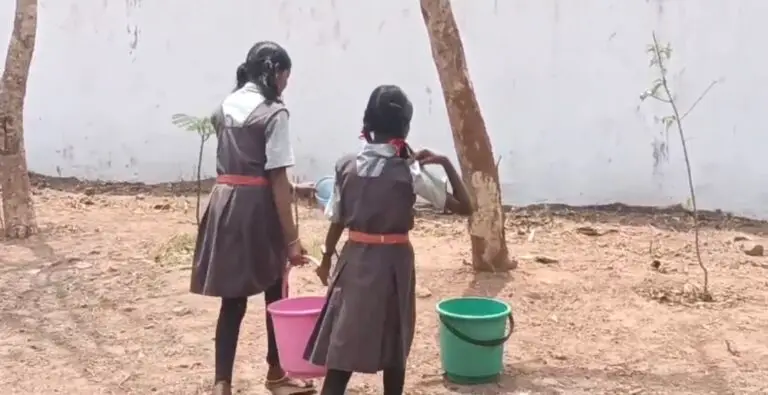 प्राथमिक शाला में बच्चों से पानी ढुलवाने का वीडियो वायरल जिम्मेदारों पर उठे सवाल