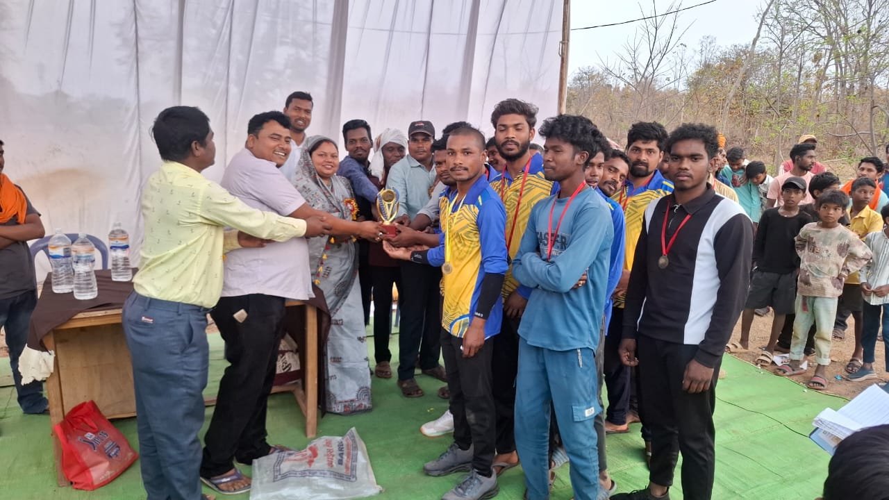 ग्रामीण क्रिकेट प्रतियोगिता का समापन, मड़वाही ने रोमांचक मुकाबले में करहनी को हराया