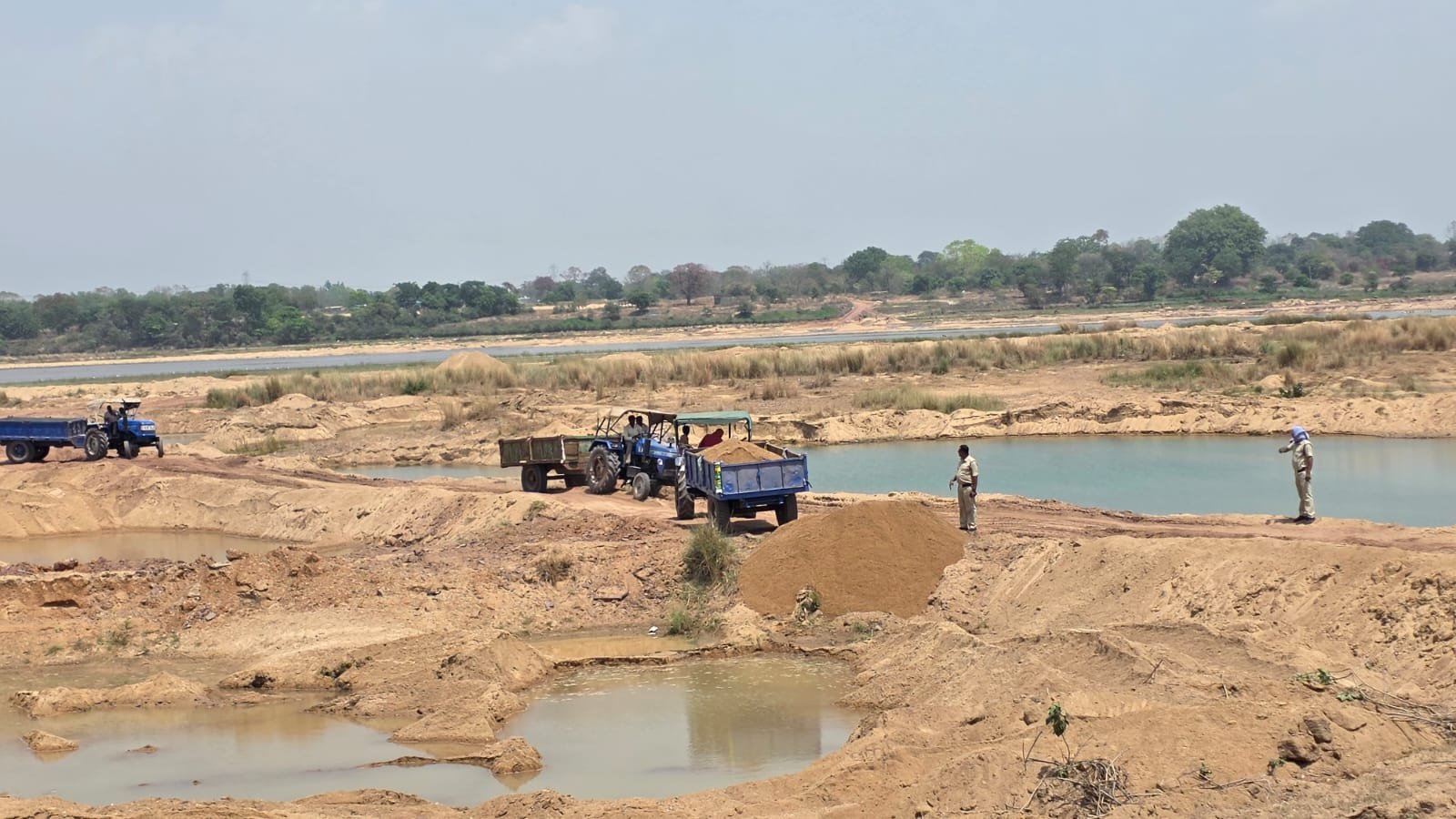 कलेक्टर के निर्देश पर अवैध रेत उत्खनन पर कार्रवाई...