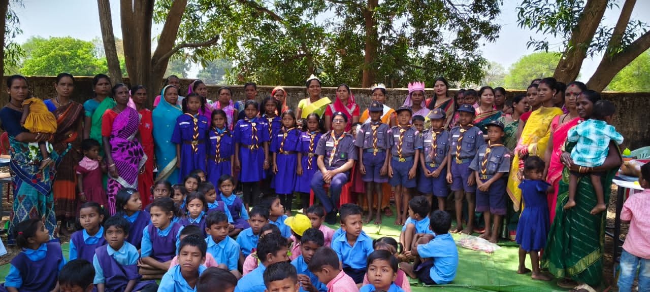 प्राथमिक शाला मुरारीपारा में अंगना म शिक्षा कार्यक्रम आयोजित, 4 स्मार्ट माताएं सम्मानित