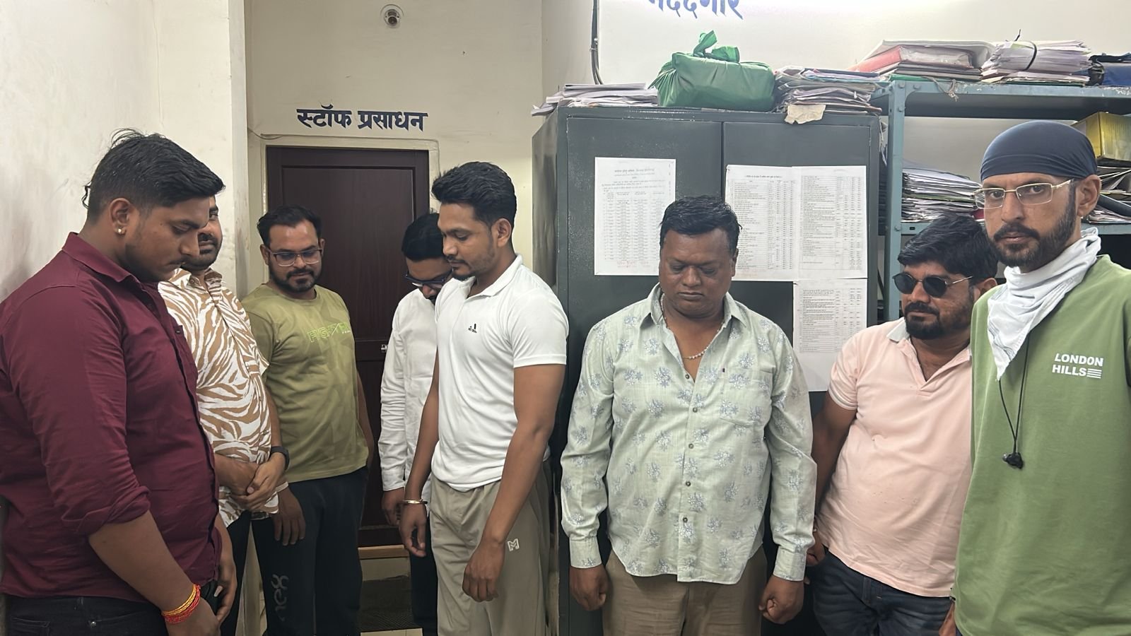 होटल के कमरे में जुए की महफिल पर छापा, 8 आरोपी रंगे हाथ गिरफ्तार