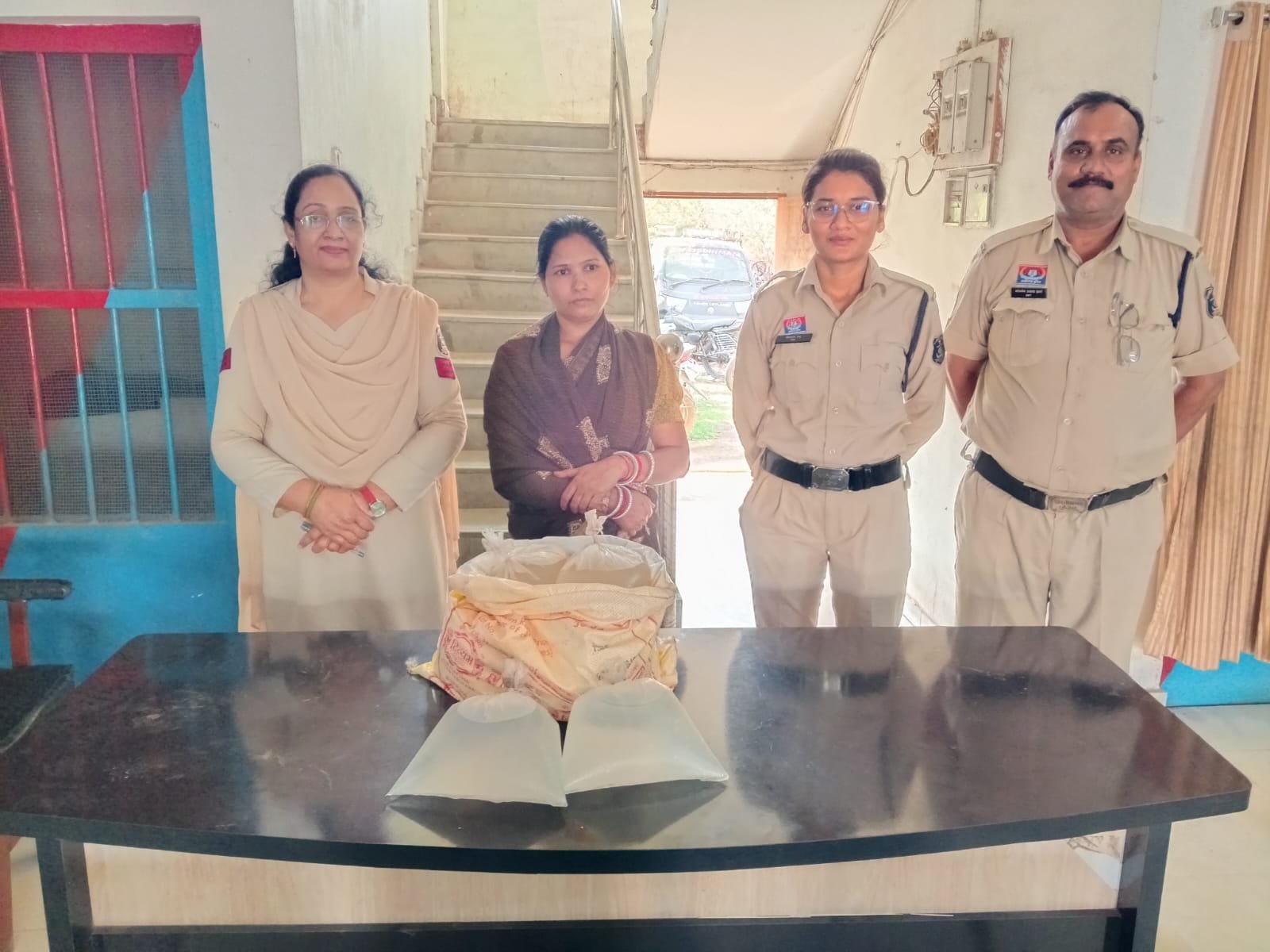 चकरभाठा पुलिस की बड़ी कार्रवाई: 36 लीटर अवैध महुआ शराब के साथ महिला गिरफ्तार