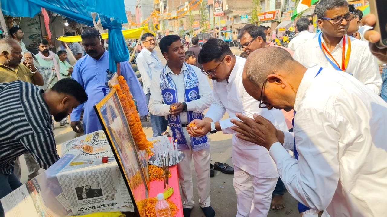 घर घर जायेंगे - संविधान का द्वीप जलाएंगे