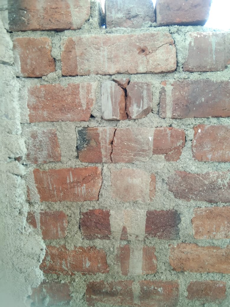 हर्राटोला श्मशान घाट में घटिया निर्माण उजागर: बीम-स्लैब में दरारें, सरपंच की भूमिका पर सवाल