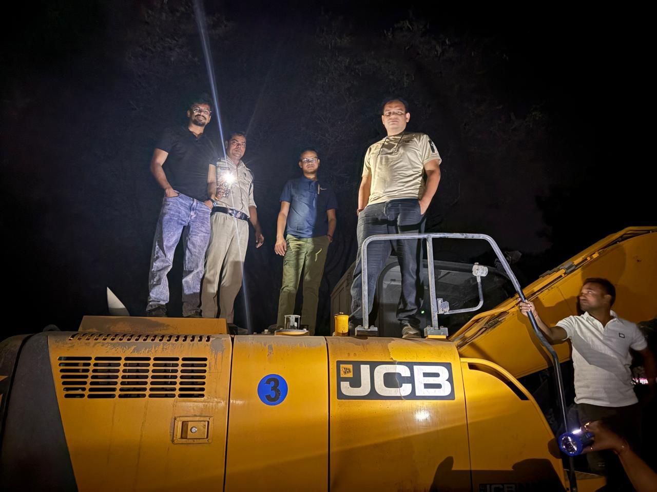 नवापारा में अवैध रेत उत्खनन पर बड़ी कार्रवाई: रात में छापा, 2 मशीनें जब्त