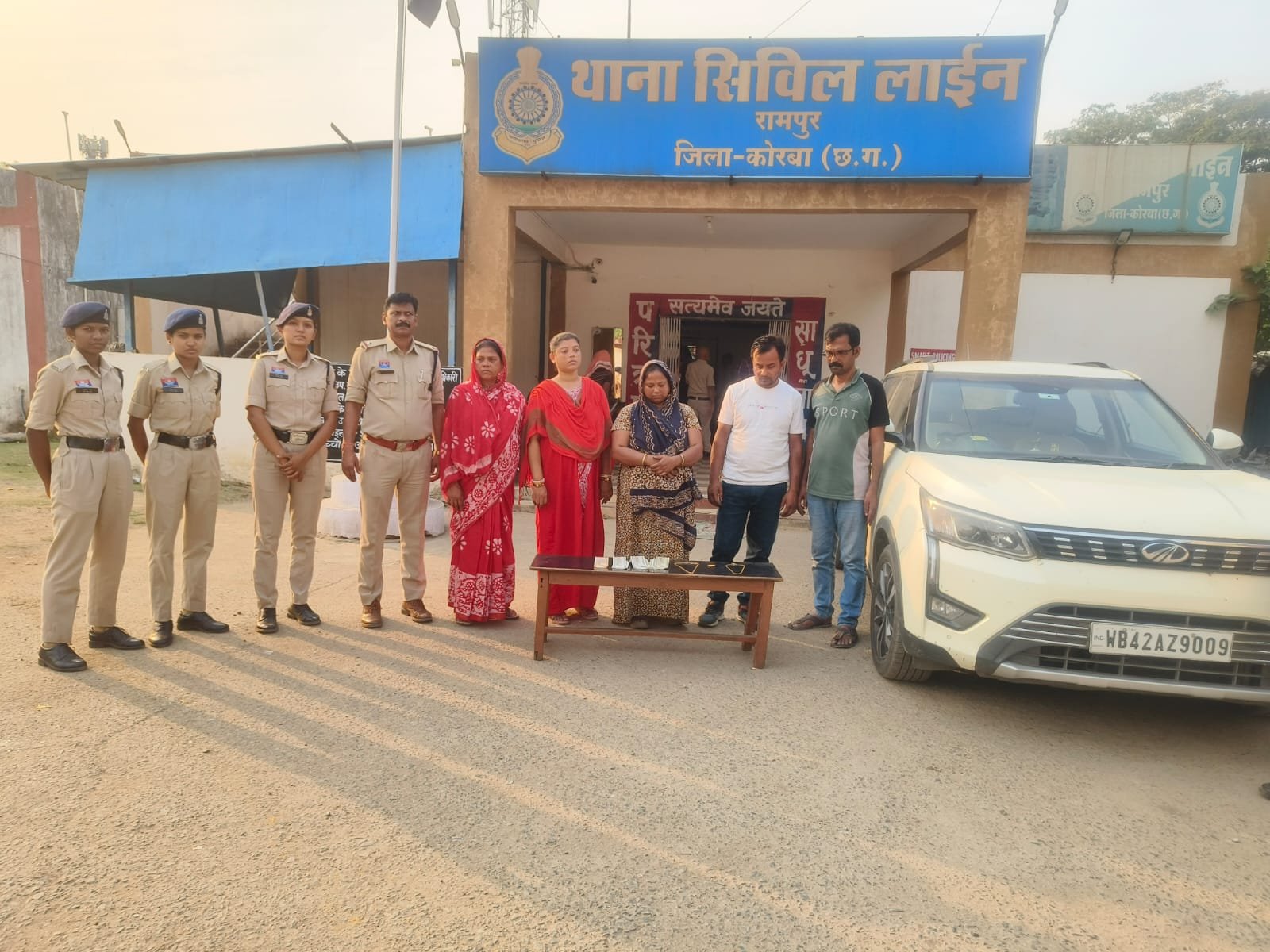 ग्राहक बनकर करते थे वारदात: 4.5 लाख की ज्वेलरी बरामद, कार भी जब्त