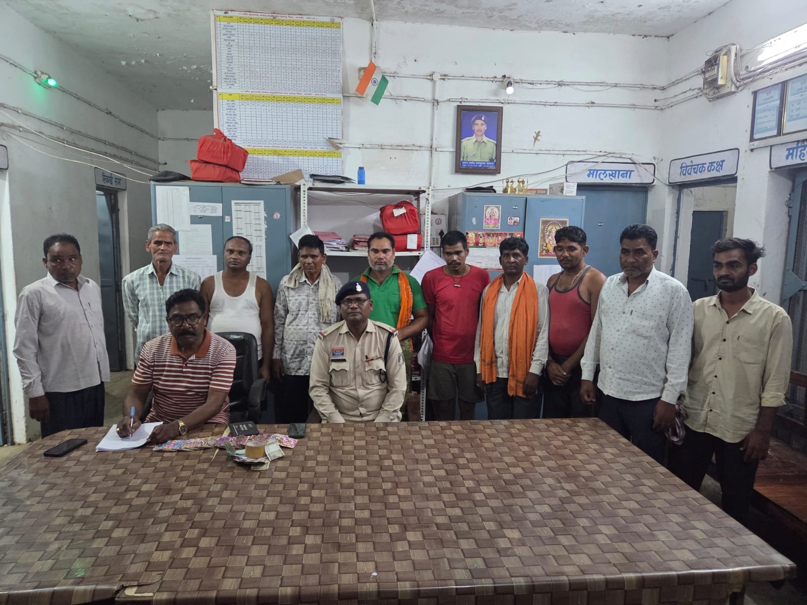 नवागढ़ में जुए पर बड़ा छापा: 10 जुआरी गिरफ्तार, नकदी और ताश बरामद