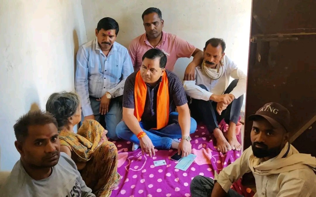 गरीबों के लिए संबल बने जनपद अध्यक्ष संजय सिन्हा, वृद्धा की मदद कर पेश की संवेदनशीलता की मिसाल