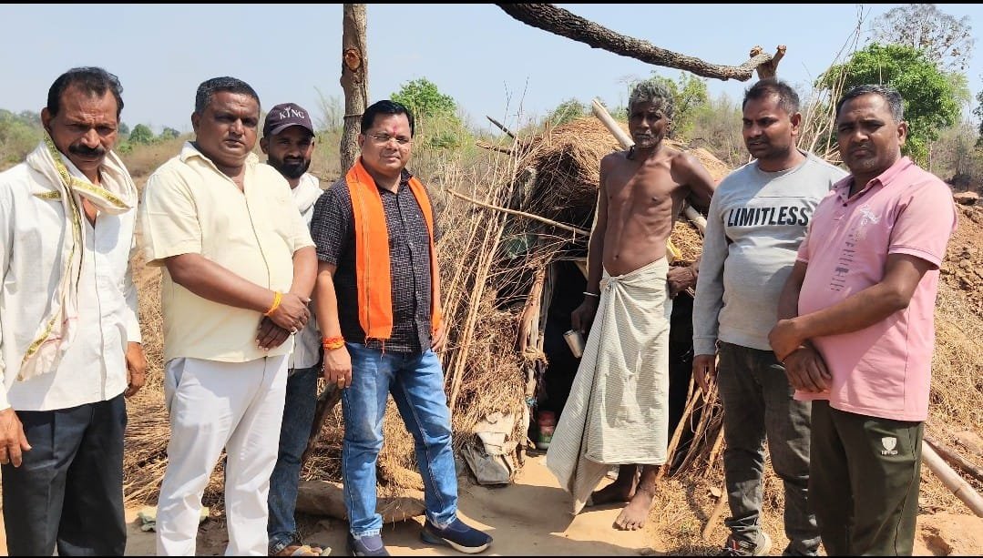 बीहड़ जंगल में संघर्ष भरी जिंदगी जी रहे धरमदास से मिले जनपद अध्यक्ष संजय सिन्हा, मदद का दिलाया भरोसा