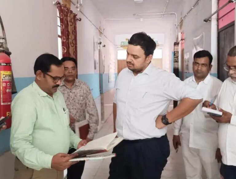डीएम के औचक निरीक्षण में बीडीओ समेत कई स्वास्थ्य कर्मचारियों का वेतन रोका