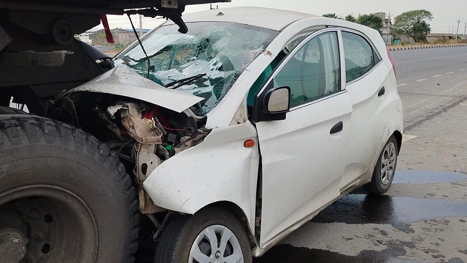 कोरबा में भीषण सड़क हादसा, एक ही परिवार के तीन लोगों की मौत, तीन घायल