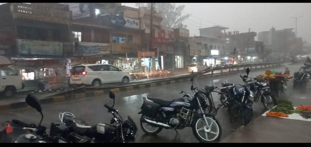 भीषण गर्मी के बीच बदला मौसम